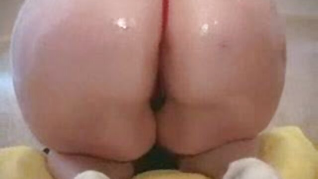 Kualitas HD :  Brunette sweetie sedang  melakukan penetrasi ganda dalam aksi threesome Film porno gratis 