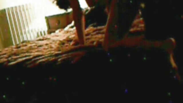 Kualitas HD :  Dua remaja mungil berbagi pria yang beruntung di threesome  panas Film porno gratis 