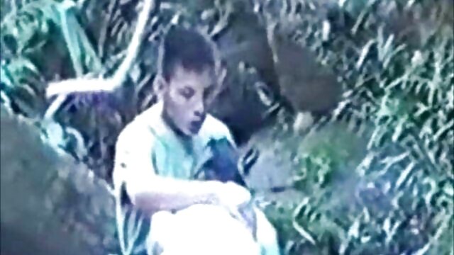 Kualitas HD :  Nasty babe  sedang mengepalkan vaginanya saat sedang assfucked Film porno gratis 